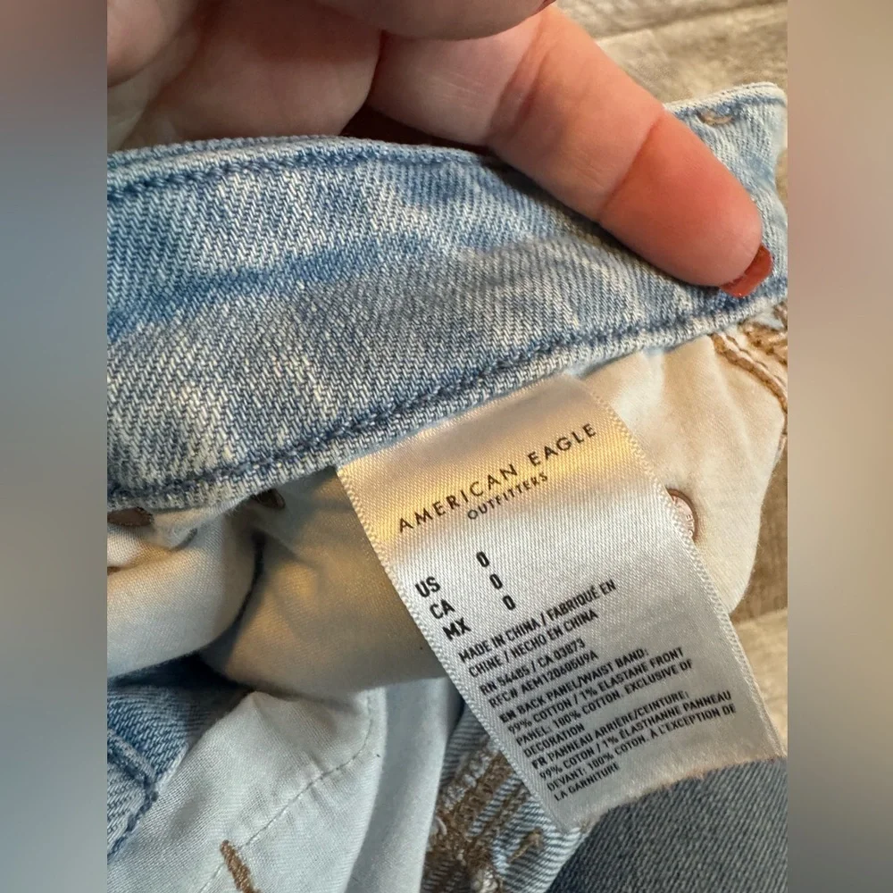 American Eagle size 0 stretch Curvy 90s Boyfriend Jean shorts, distressed - Picture 8 of 12